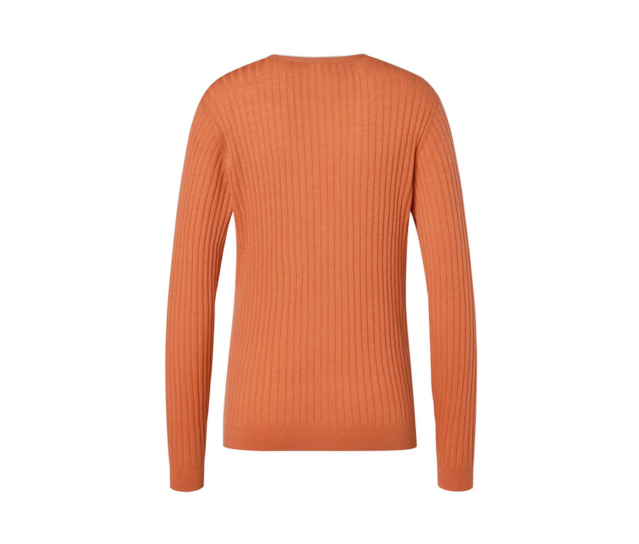 Gros plan sur un cardigan orange à manches longues en soie.