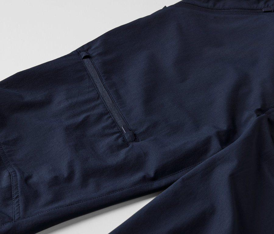 Détail d'un pantalon d'extérieur.
