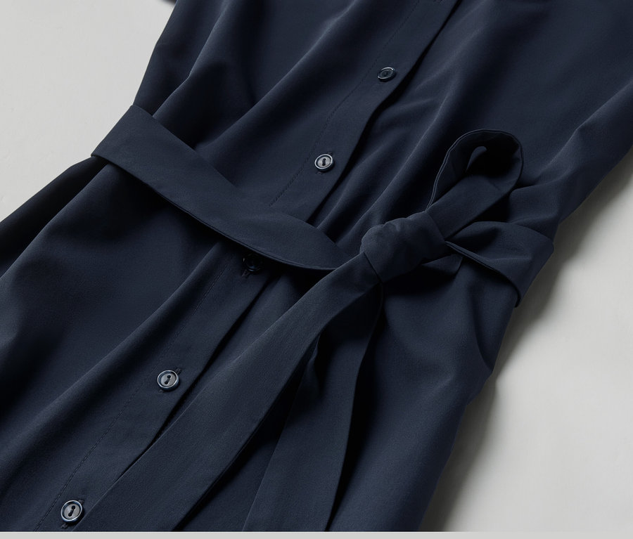 Gros plan sur une robe technique boutonnée avec une ceinture.