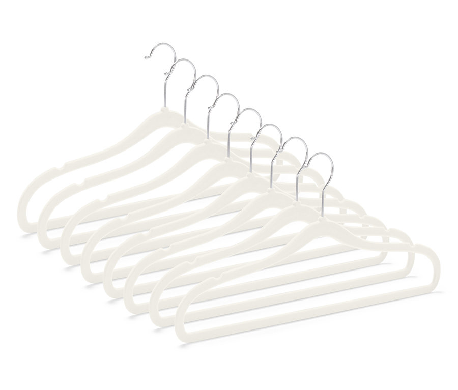 Huit cintres ultra-fins couleur crème avec crochets chromés.
