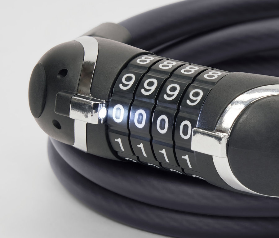 Gros plan d'un câble antivol universel extra-long en acier avec un code numérique "0000".