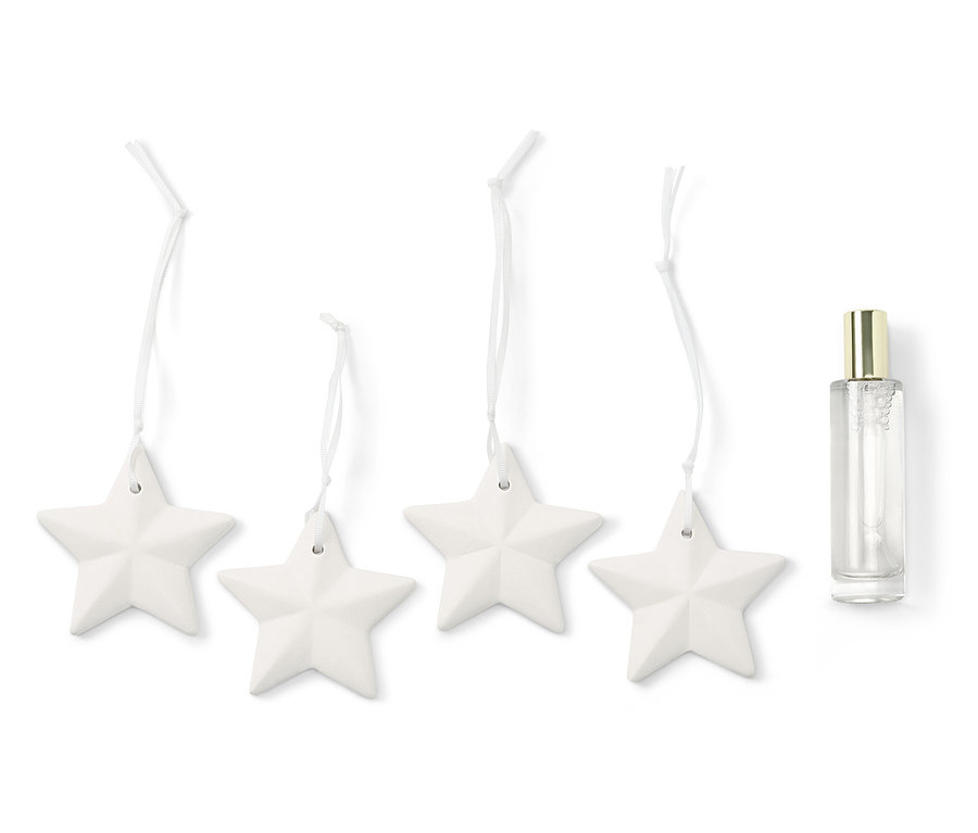 Quatre étoiles blanches sur une ficelle à côté d'un flacon pulvérisateur transparent.