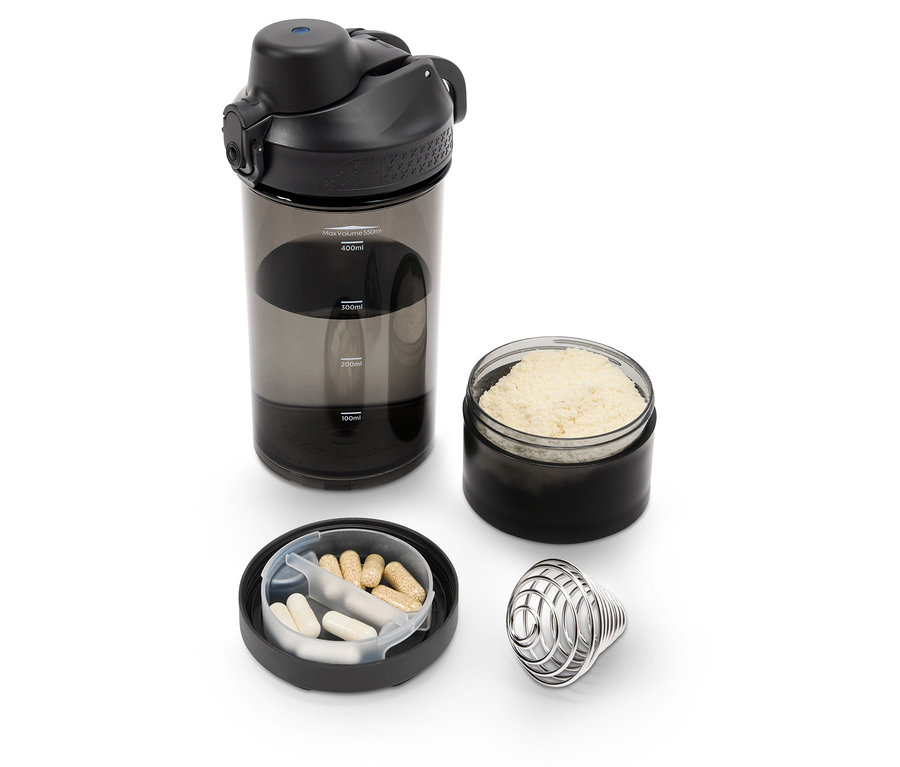 Un shaker noir avec des compléments alimentaires sur fond blanc.
