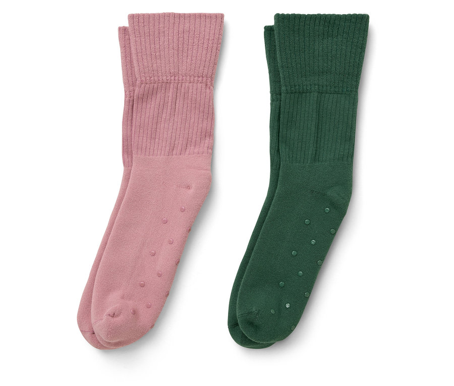 Deux paires de chaussettes : une paire rose et une paire verte.