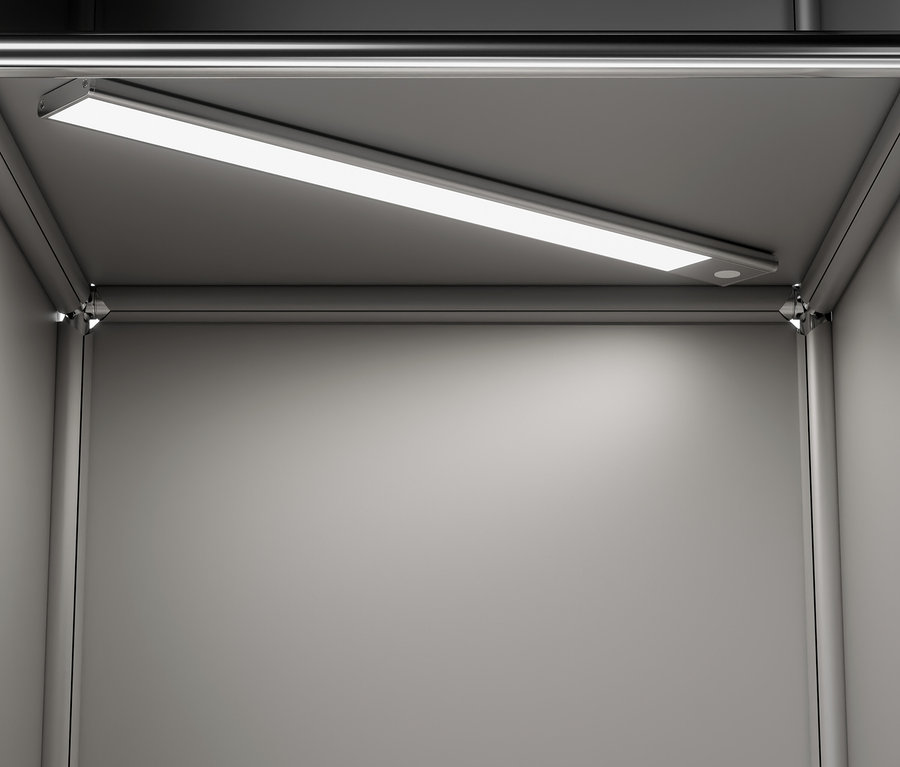 Intérieur d'une armoire avec une lumière LED fixée au plafond.