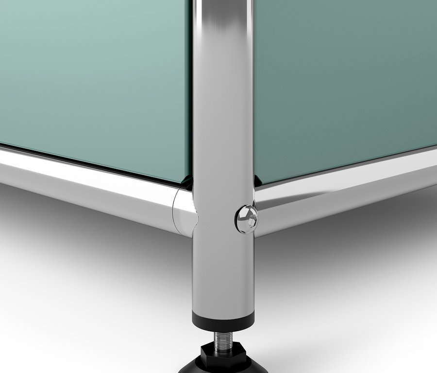 Gros plan sur la partie inférieure d'un cadre de meuble chromé avec pied réglable.