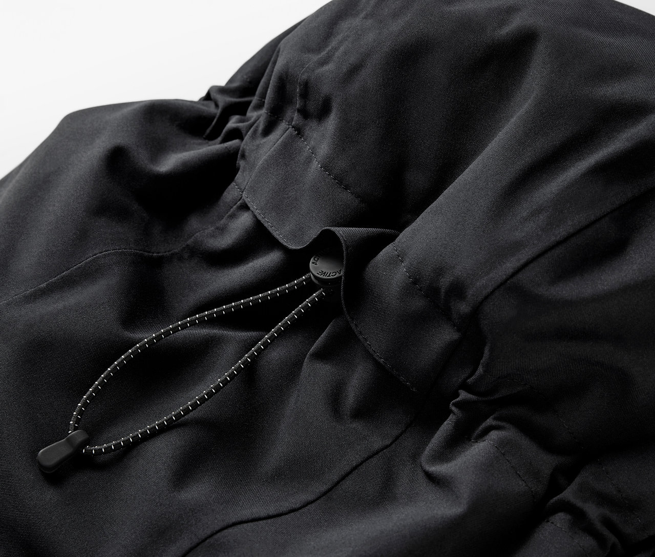 Gros plan sur un sac à dos noir avec cordon de serrage.