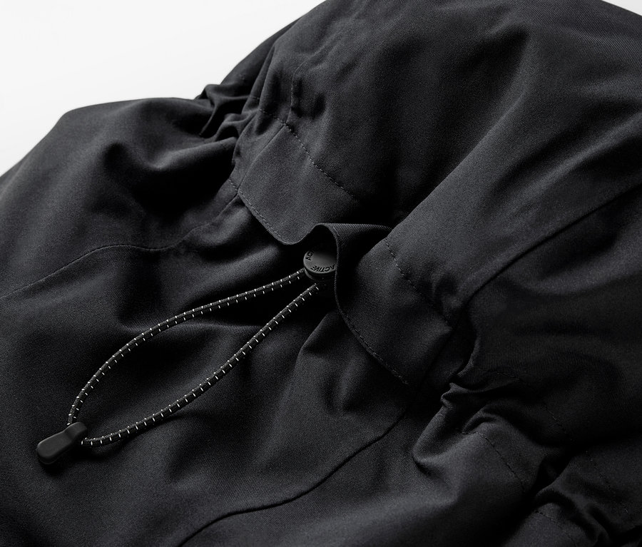 Gros plan sur un sac à dos noir avec cordon de serrage.
