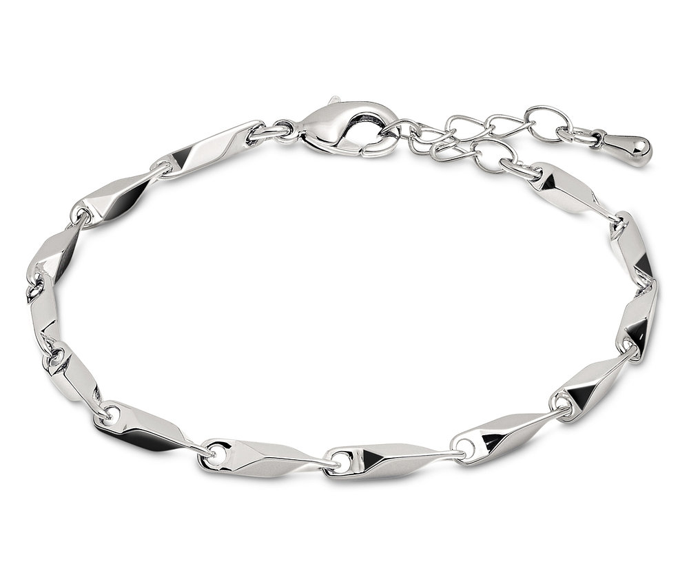 Bracelet argenté avec des éléments décoratifs sur fond blanc.