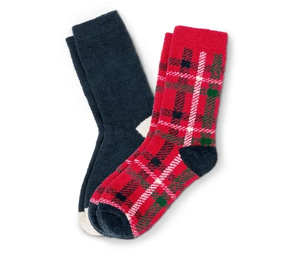 Deux chaussettes : une bleu marine avec un losange blanc, l’autre rouge avec un motif tartan.