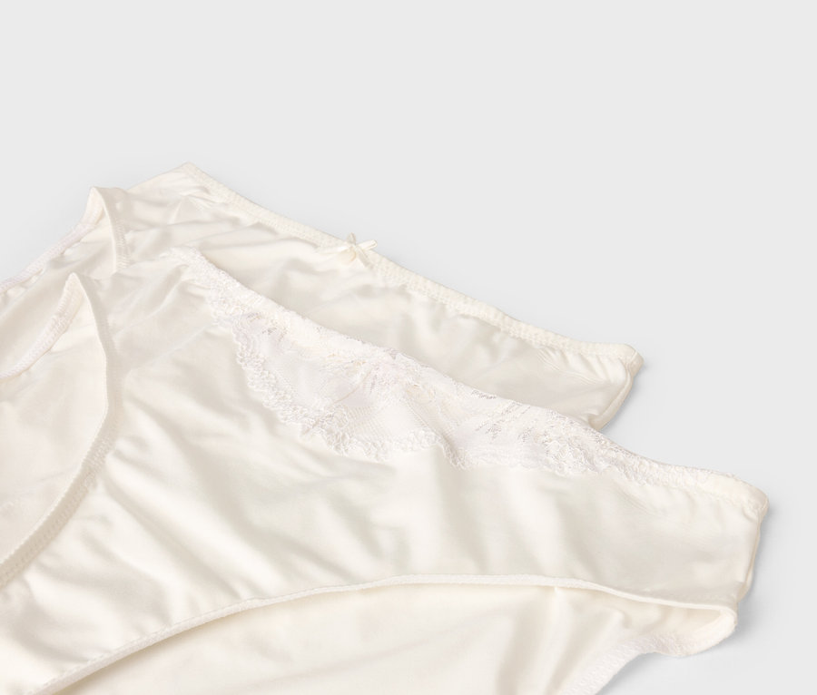 Deux culottes blanches superposées.
