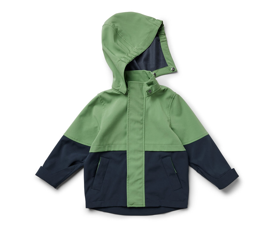 Une veste en softshell pour enfant verte et bleu marine avec une capuche.