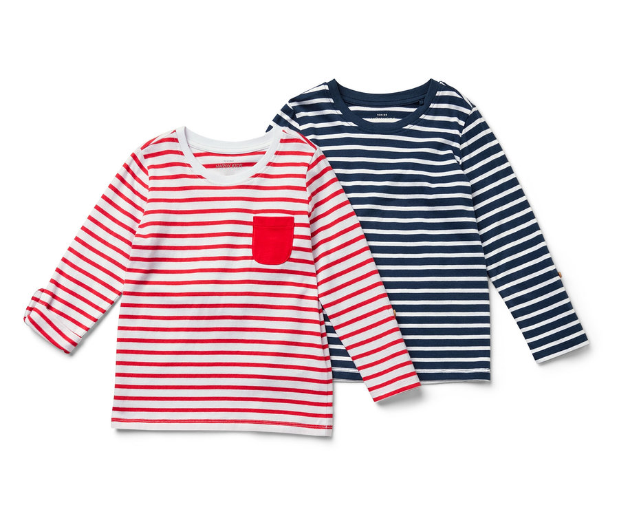 Deux t-shirts à manches longues pour enfant : un rouge et blanc rayé avec une poche, l'autre bleu et blanc rayé.