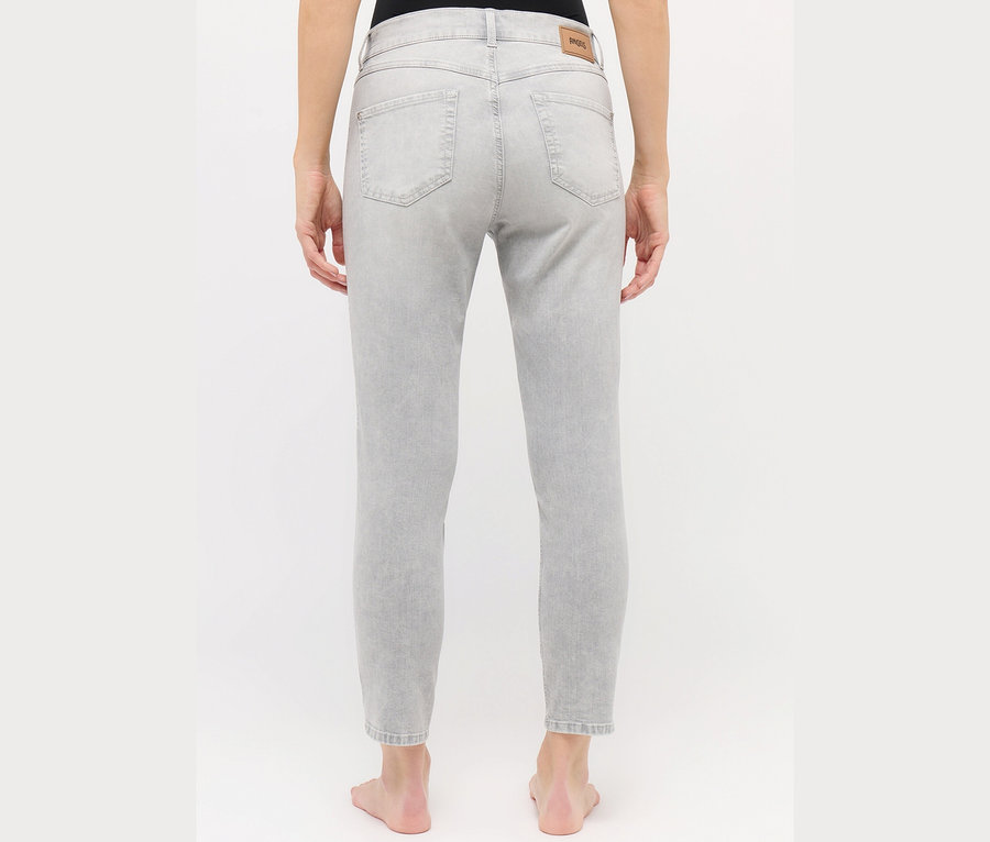Vue arrière d'une femme portant un jean Angels «
Ornella Seam
» Slim Fit 7/8, gris clair.