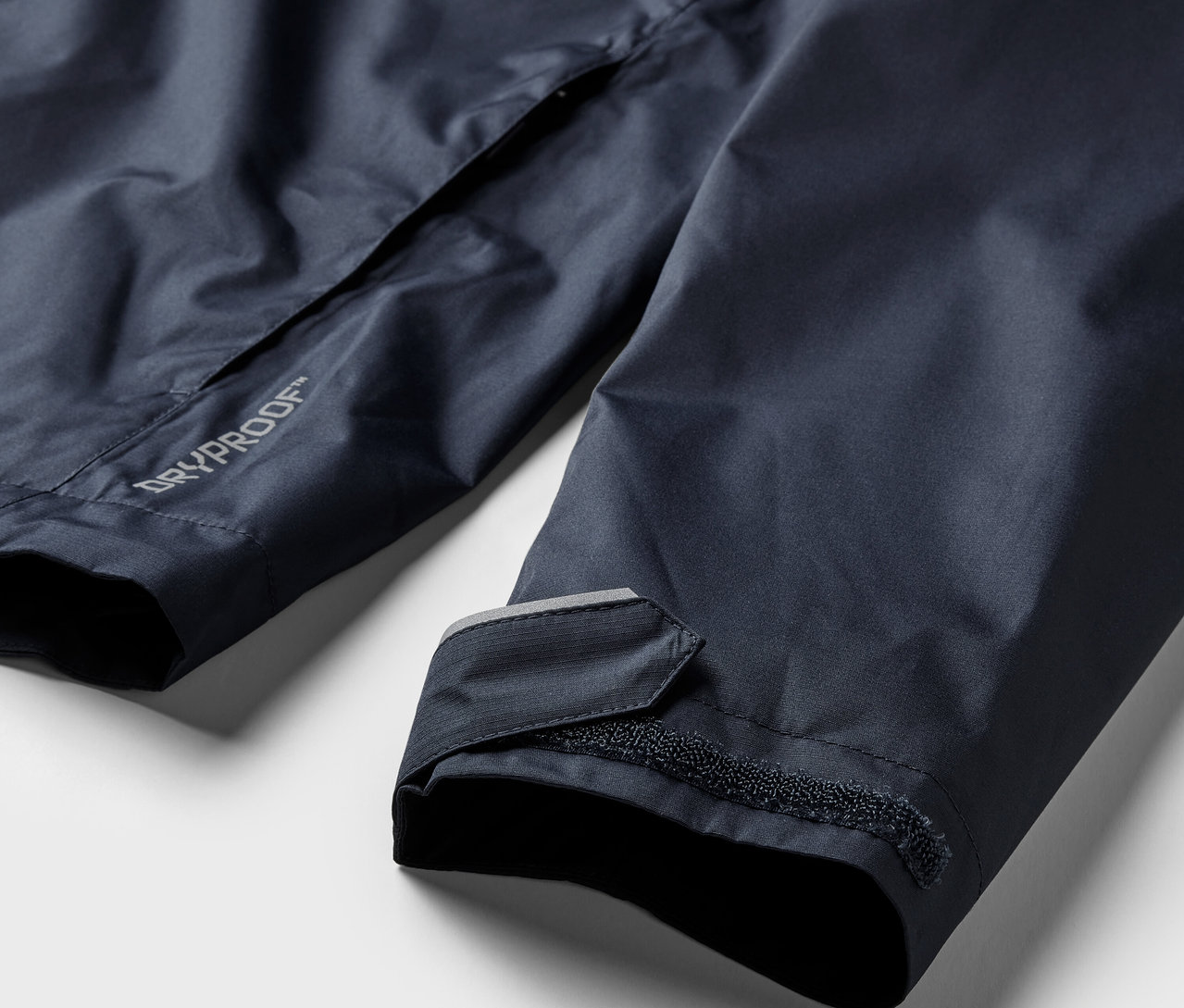 Gros plan sur une veste de pluie bleu marine.