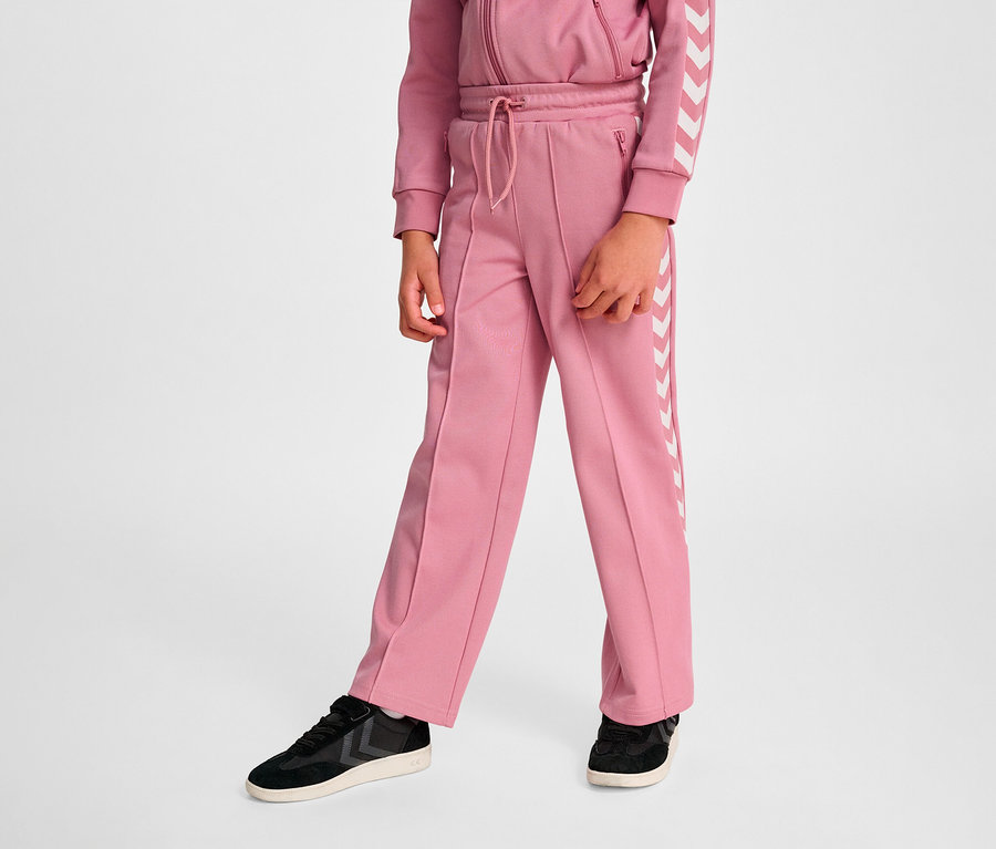 Vue partielle d'une personne portant un pantalon HUMMEL HMLJR Archive Wideleg Poly.