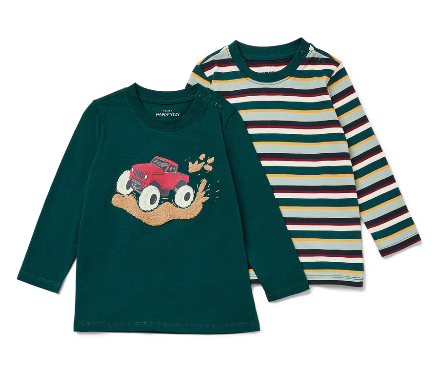 Deux t-shirts à manches longues pour enfants. L'un est vert avec un imprimé de voiture rouge, l'autre est rayé.