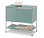 Armoire turquoise avec cadre chromé, décoration blanche sur le dessus, couverture en dessous.