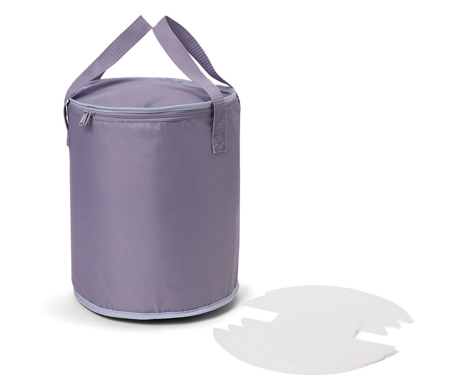 Un panier de rangement en tissu violet avec des poignées et une fermeture éclair, à côté duquel se trouvent trois fonds d'insertion blancs.