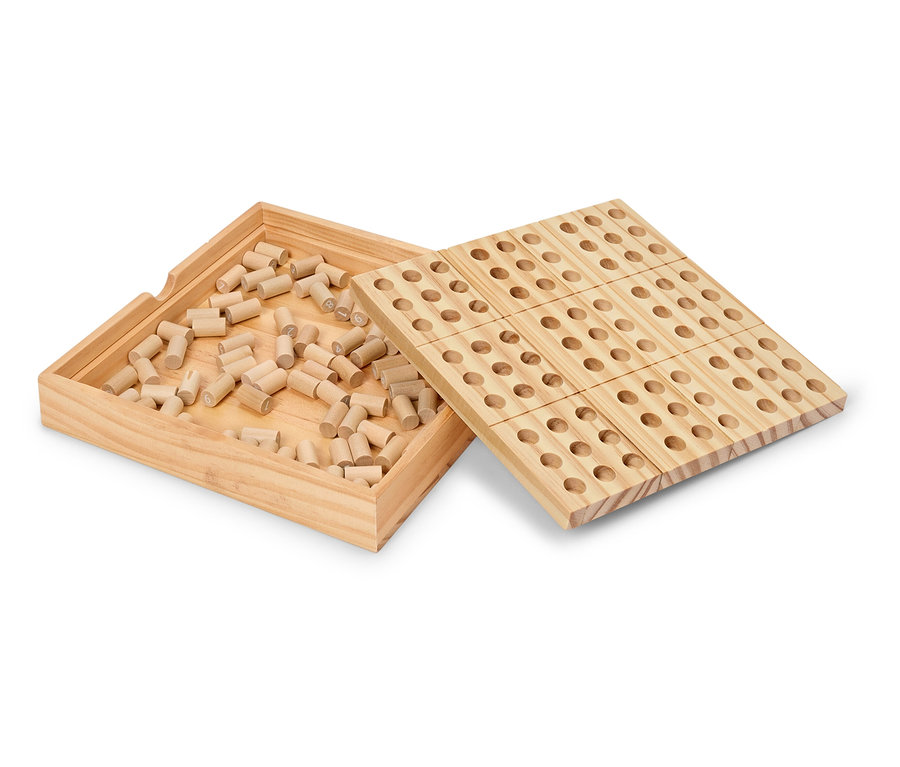 Une boîte en bois remplie de chevilles en bois et une plaque perforée.