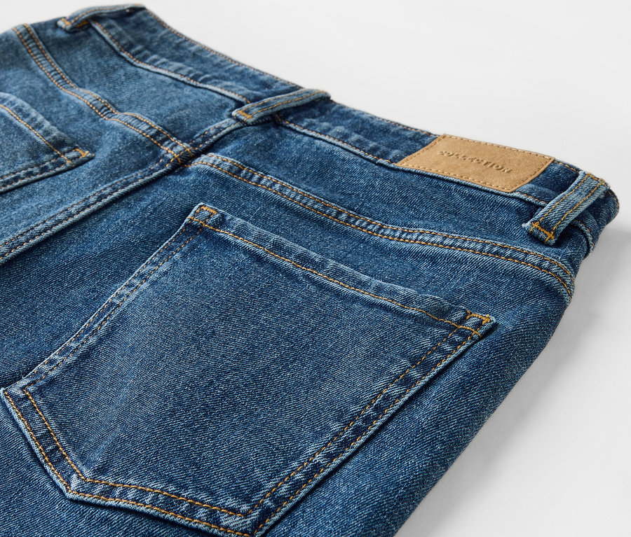 Vue détaillée de l'arrière d'un Mom Jeans bleu – Coupe « Nyla ».