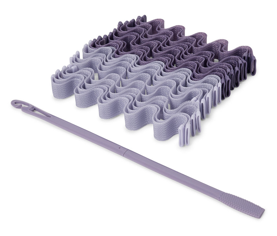 Un ensemble de bigoudis violets et un applicateur.