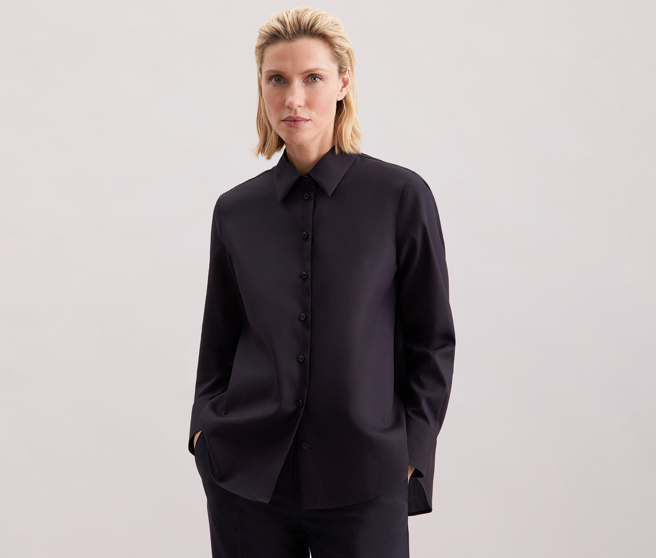 Femme portant une chemise bleu marine Seidensticker.