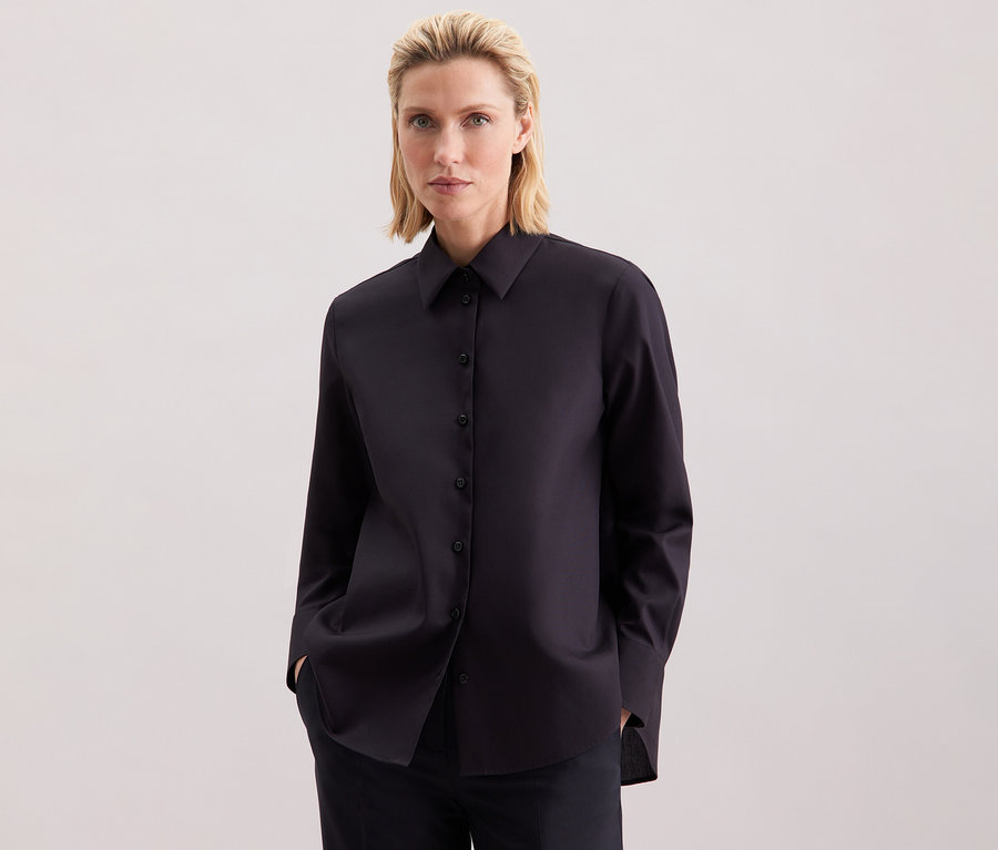 Femme portant une chemise bleu marine Seidensticker.