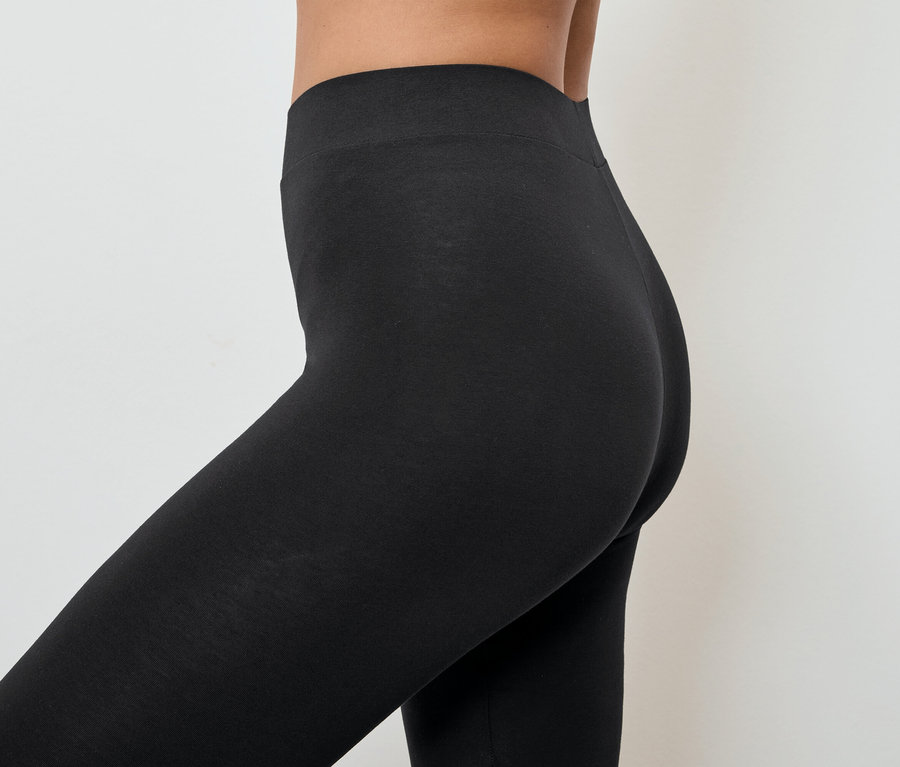 Gros plan d'une femme portant des leggings noirs.