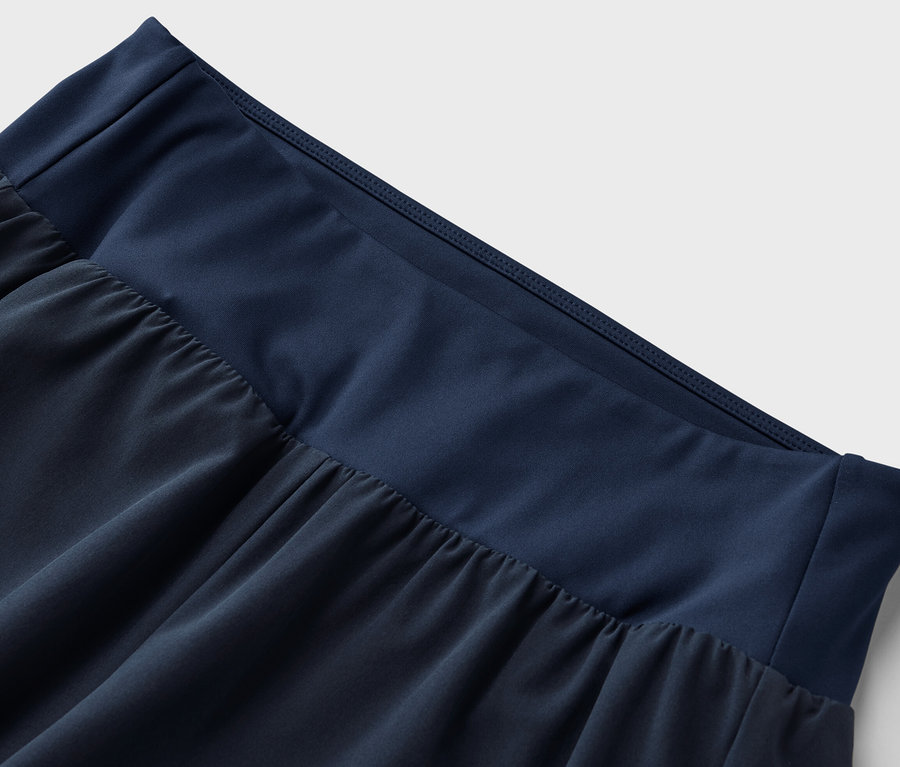 Gros plan sur un short de sport 2 en 1 bleu marine.