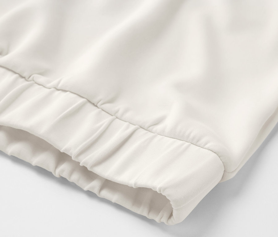 Détail d'un pull à capuche en mélange de modal, crème.