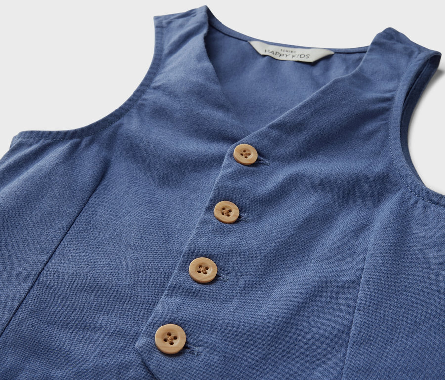 Un gilet bleu pour enfant avec des boutons marron.