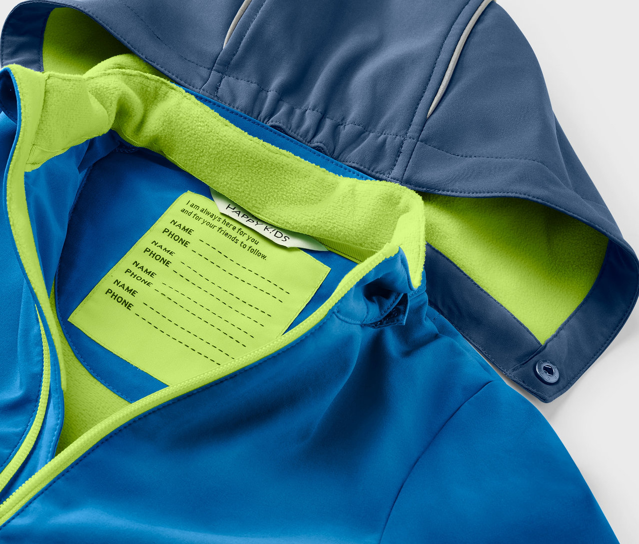 Gros plan sur une veste en softshell bleu et vert pour enfant qui change de couleur quand il pleut.