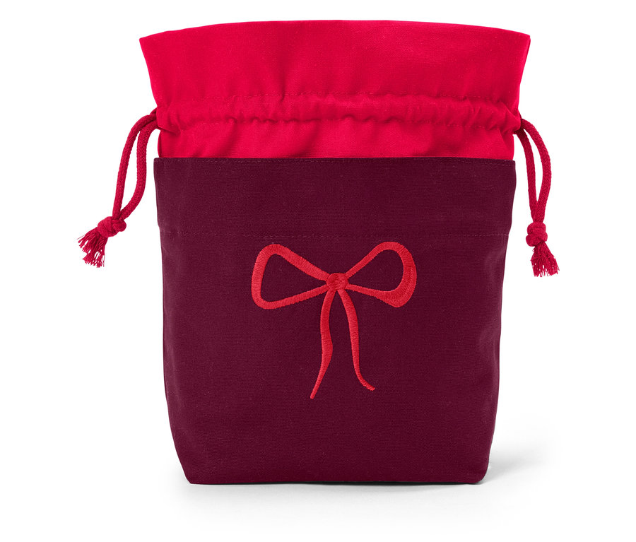 Sac en tissu bordeaux avec ruban rouge et doublure rouge.