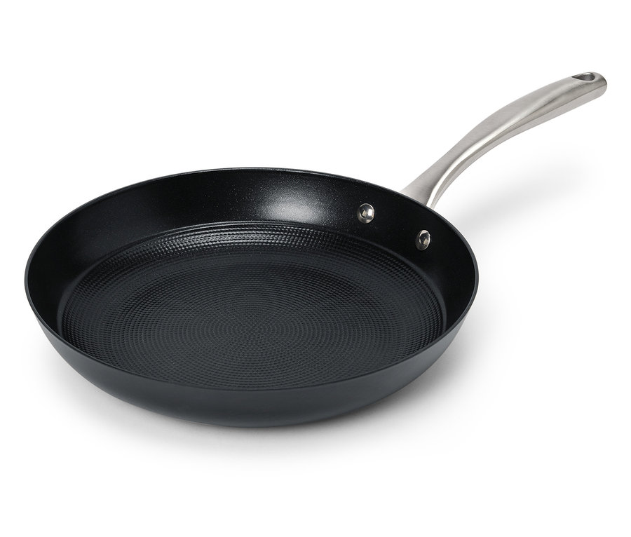 Une poêle à frire noire avec une poignée en acier inoxydable sur un fond blanc.