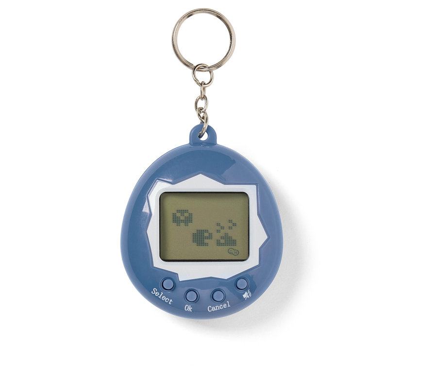 Tamagotchi bleu avec porte-clés et écran affichant des graphiques pixellisés.
