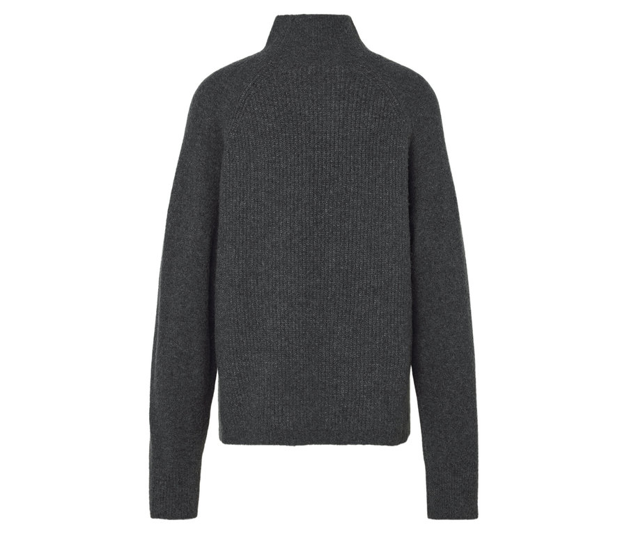 Pull gris en tricot à col roulé.