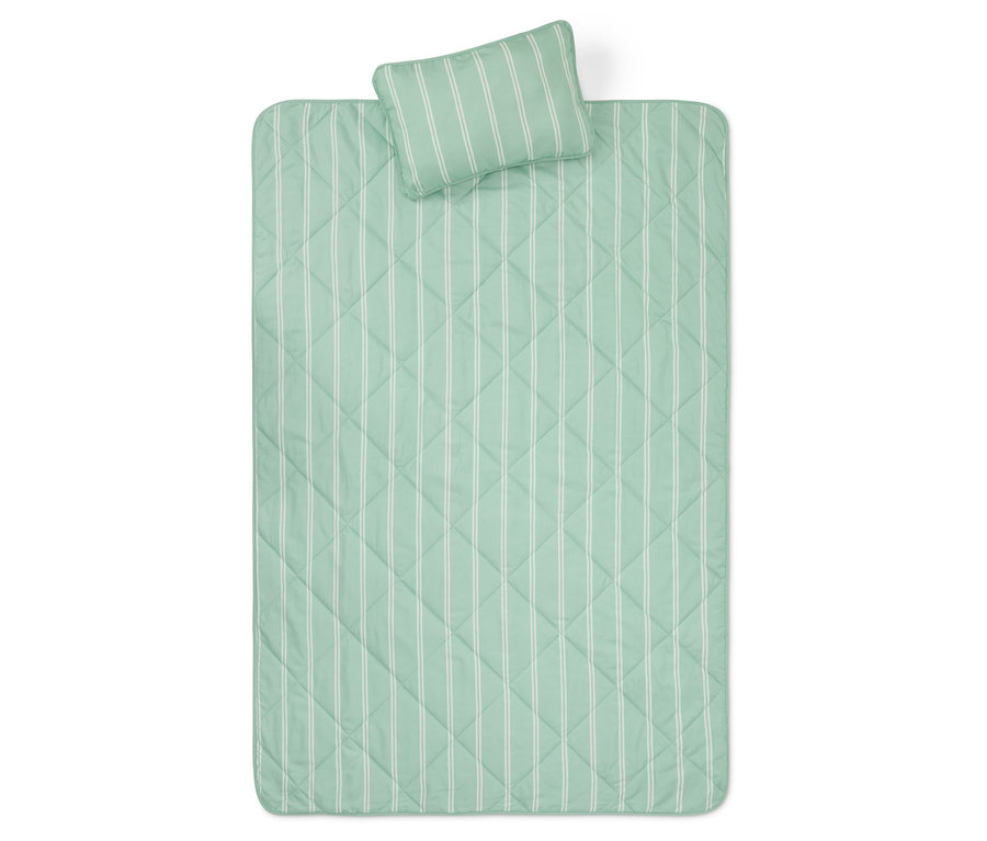 Couverture matelassée rayée et petit oreiller rayé en vert.