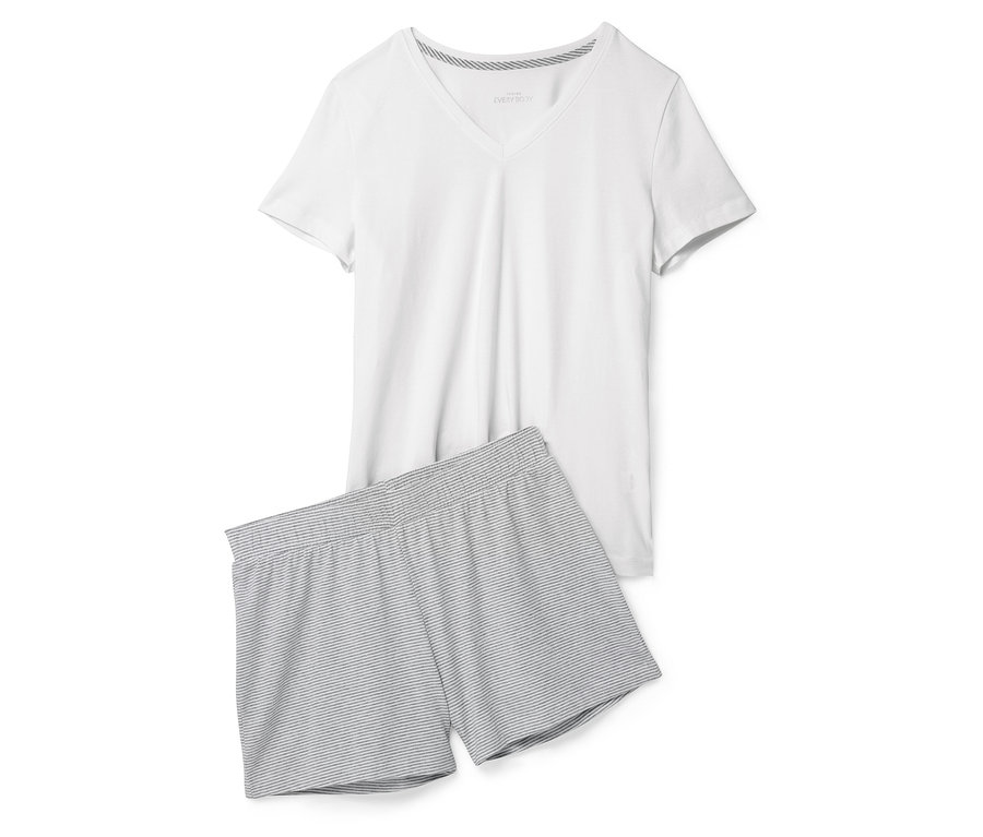 Un t-shirt blanc à manches courtes et un short gris rayé sont posés sur un fond blanc.
