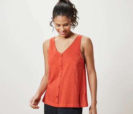 Femme portant un haut orange en mélange modal.