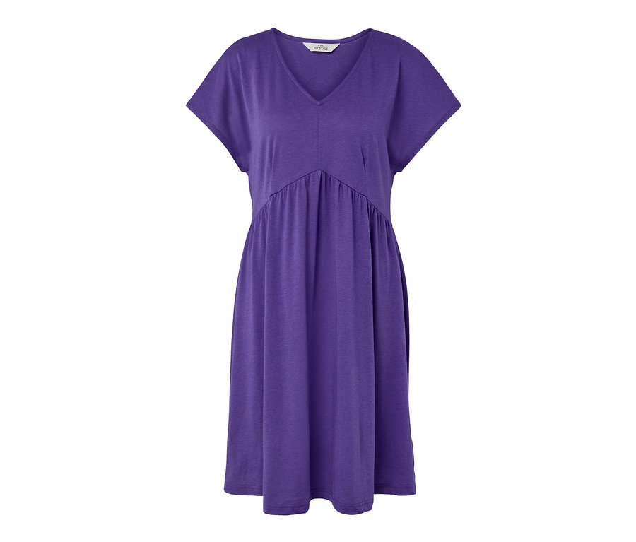 Robe en jersey violette à manches courtes et encolure en V.