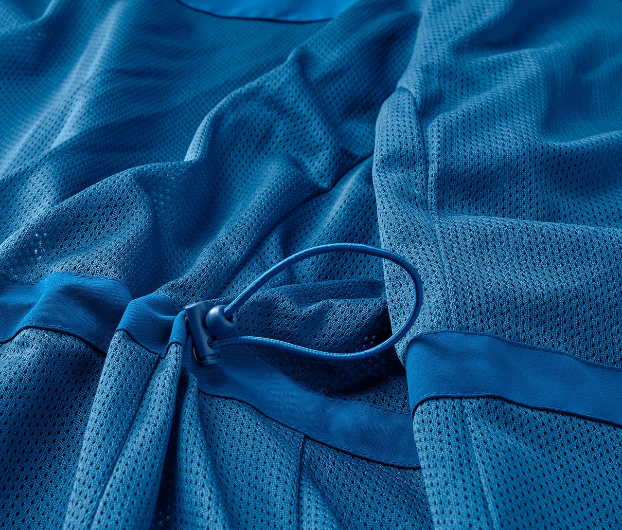 Gros plan sur un manteau d'extérieur 3 en 1 bleu.