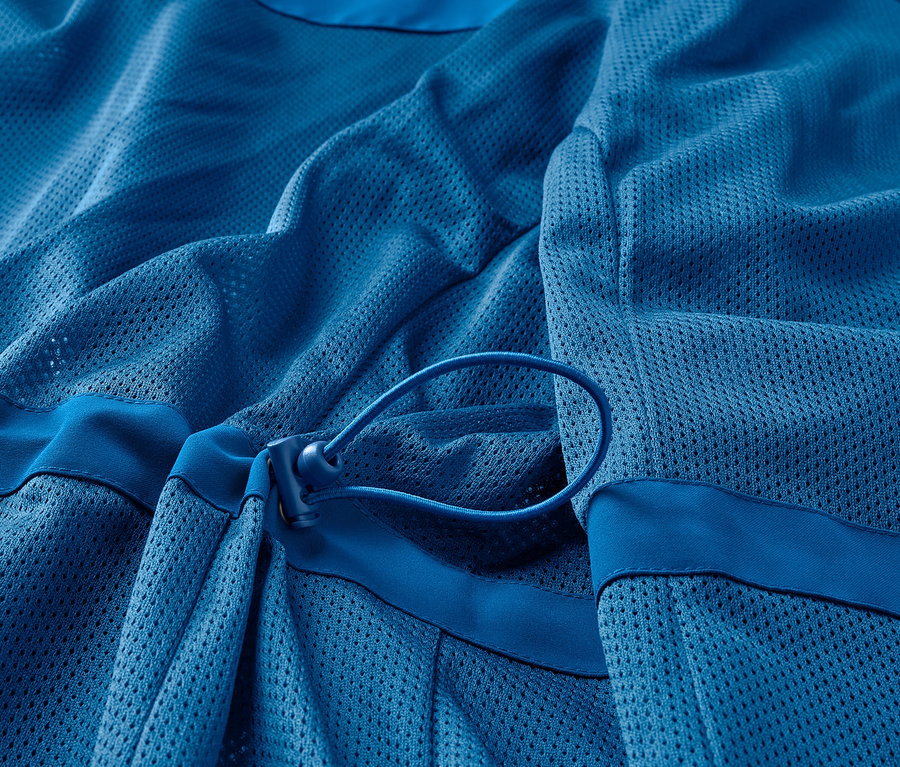 Gros plan sur un manteau d'extérieur 3 en 1 bleu.