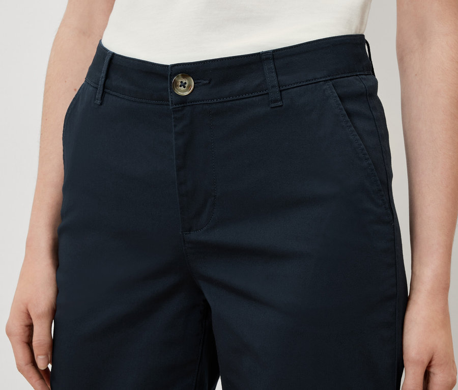 Personne portant un short chino bleu marine.