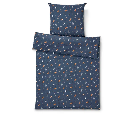 Literie avec motif de renards sur fond bleu.