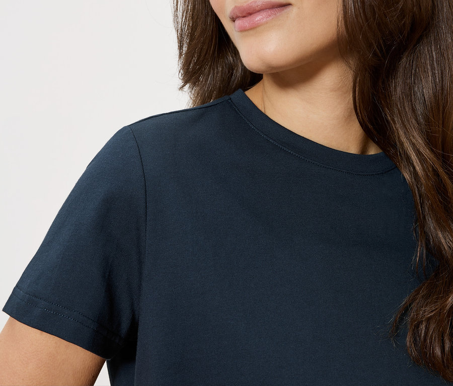 Gros plan d'une femme portant un t-shirt bleu marine.