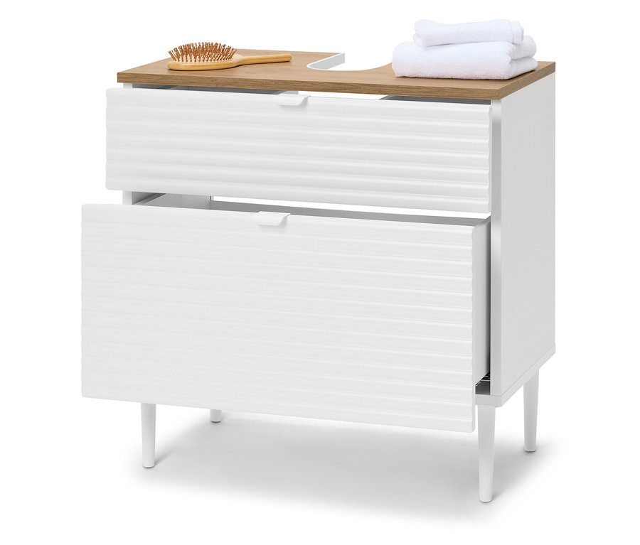 Meuble de salle de bain blanc avec deux tiroirs, un plan de travail en bois, une brosse à cheveux et des serviettes.