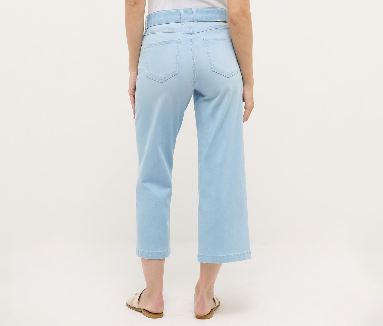 Vue arrière d'une femme portant un jean Angels Denim « Linn City » cropped, bleached blue et des sandales.