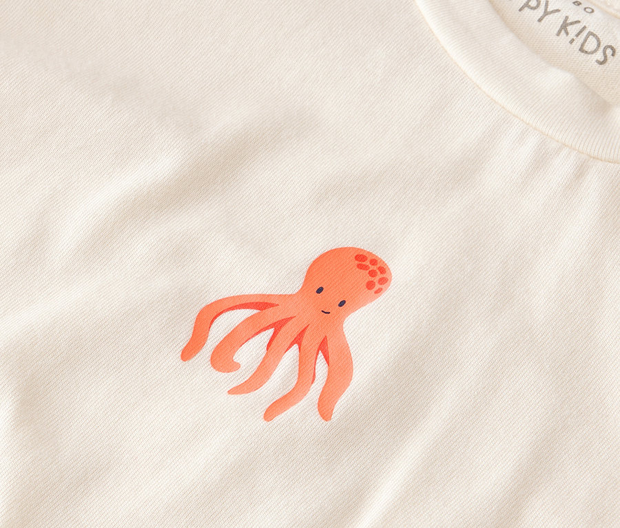 Gros plan sur 2 pyjamas shorty pour enfant, requin avec un poulpe orange dessus.
