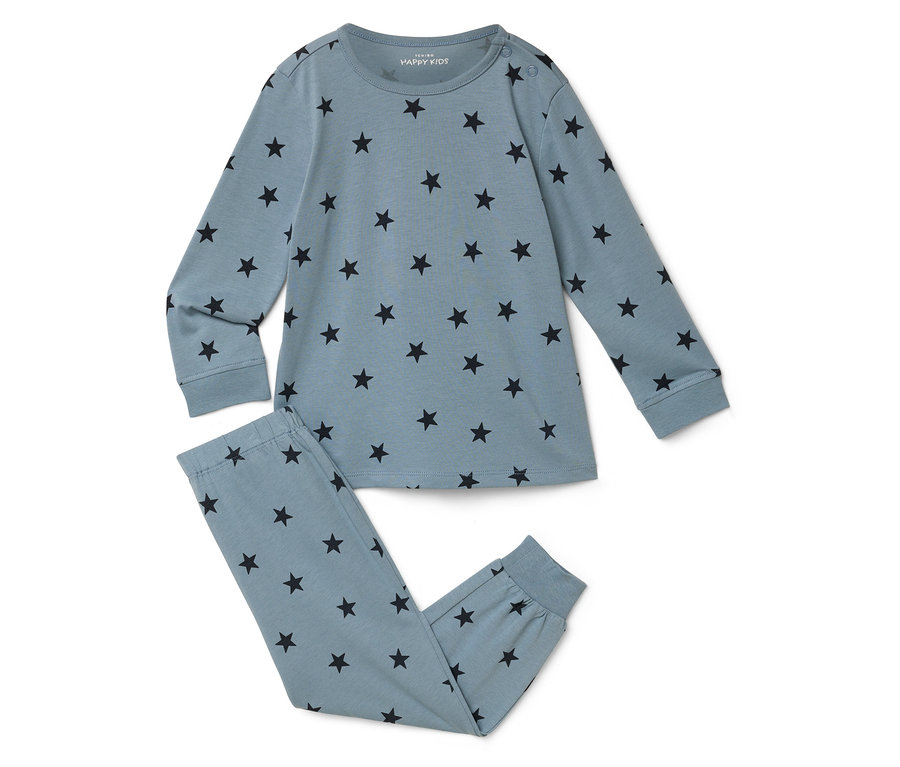 Un ensemble de pyjama pour enfant bleu clair avec des étoiles noires est posé sur un fond blanc.